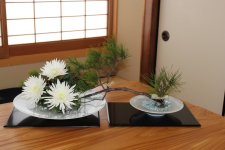 白潟先生の器が繋いだ縁の展覧会を表す生け花 - コピー