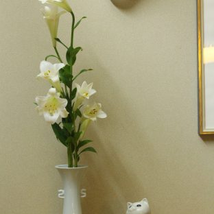 白い百合を銀婚式の記念花瓶に(^^)