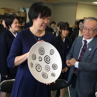 「生命の碧い星」委員会の招致で安倍昭恵夫人砥部を激励