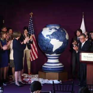 白潟八洲彦作「生命の碧い星」　J.F. Kennedy Center for the Performing Arts 贈呈式　2015．05.29