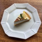 ケーキがのった白くてモダンな丸いお皿。