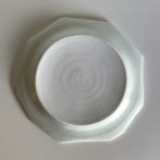 モダンな白いお皿の裏側です。