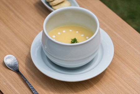 砥部焼　白潟八洲彦　白磁　湯呑　TOBEYAKI　　white　porcellain　cup
