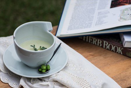 砥部焼　白潟八洲彦　白磁　カップ　TOBEYAKI　　white　porcelain　cup