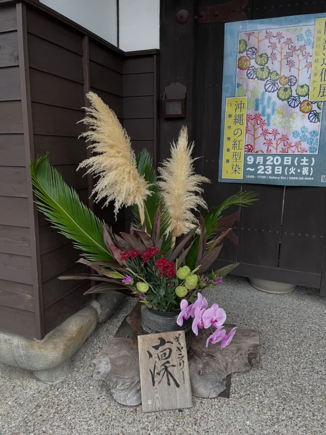 赤いひょうたん型漆器 水指　国賓礼品　中国美術 e国宝 - 五彩金襴手瓢形大瓶