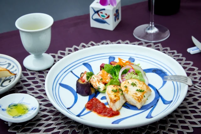 砥部焼 五松園窯 二宮好史さん 象嵌の器 | 山田 聡子のギャラリー凜